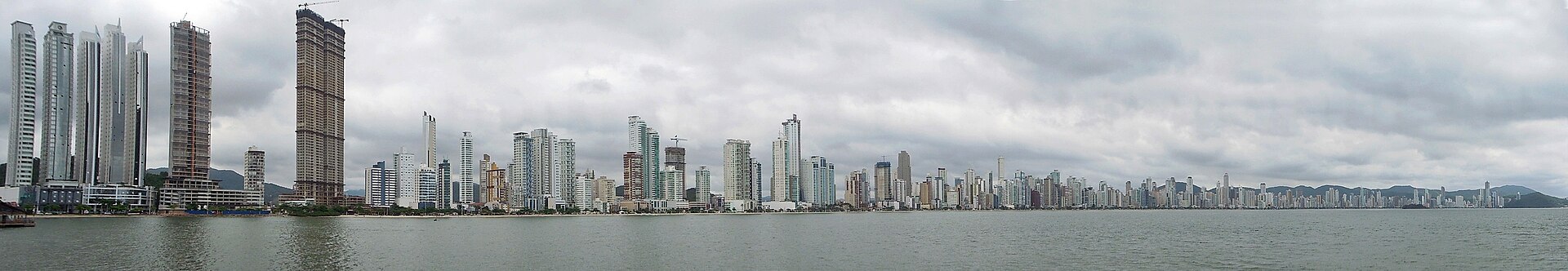 Vista da orla a partir do Molhe da Barra Sul, Balneário Camboriú