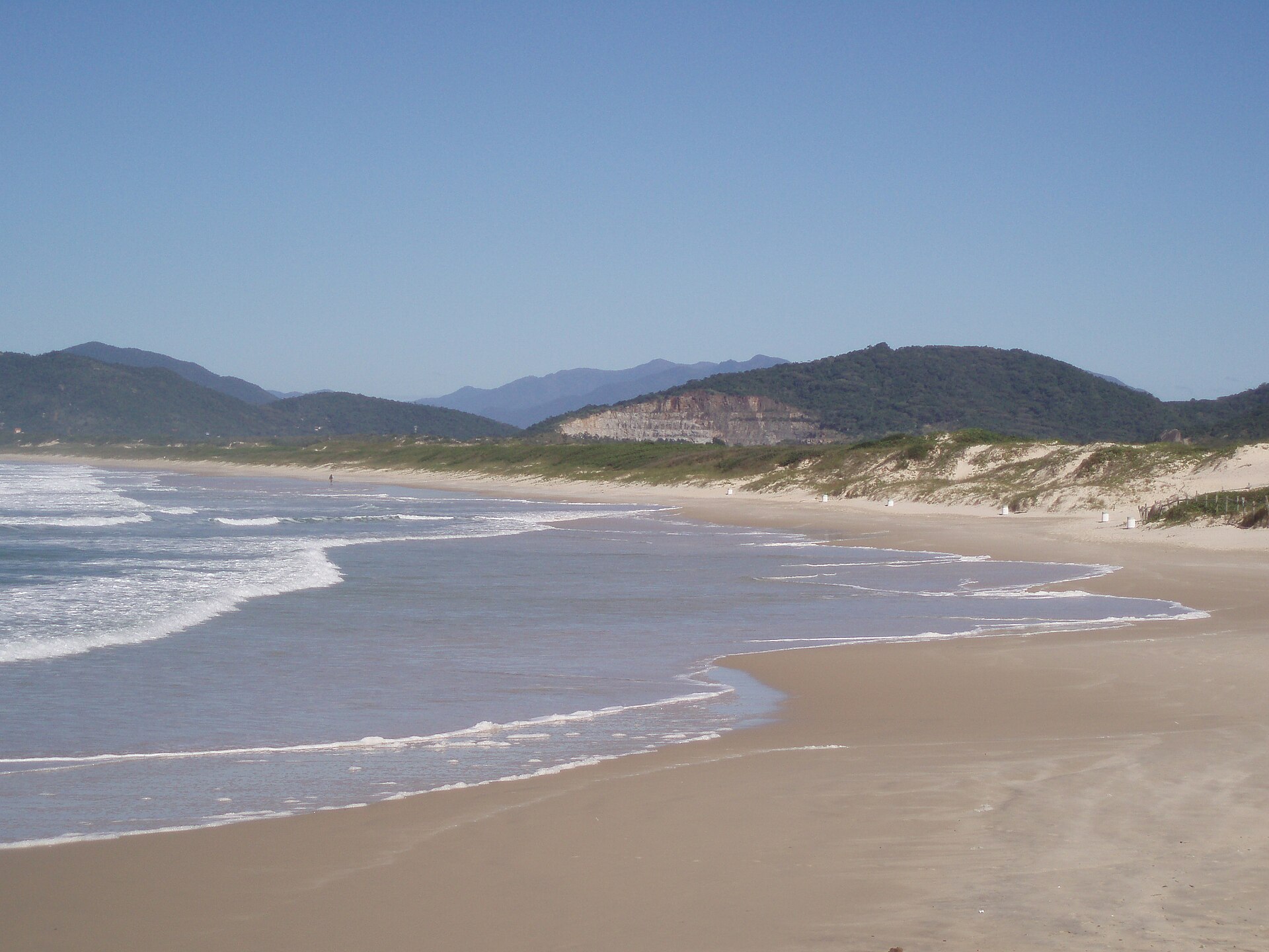 Faixa de areia e dunas da Praia da Joaquina, Florianópolis