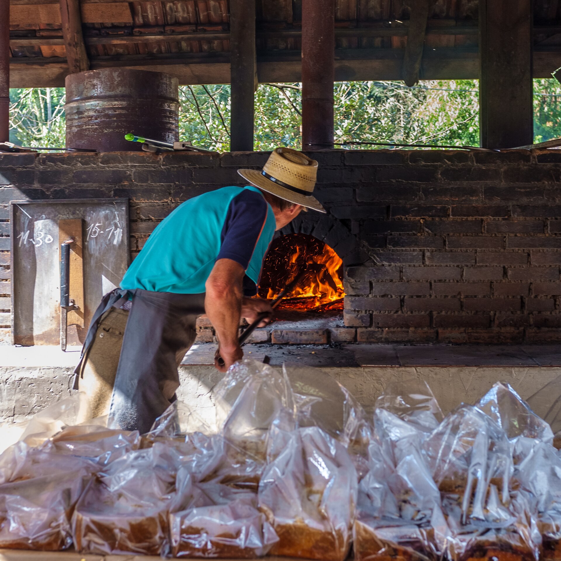 Produção de pães na Praça das Etnias, Gramado