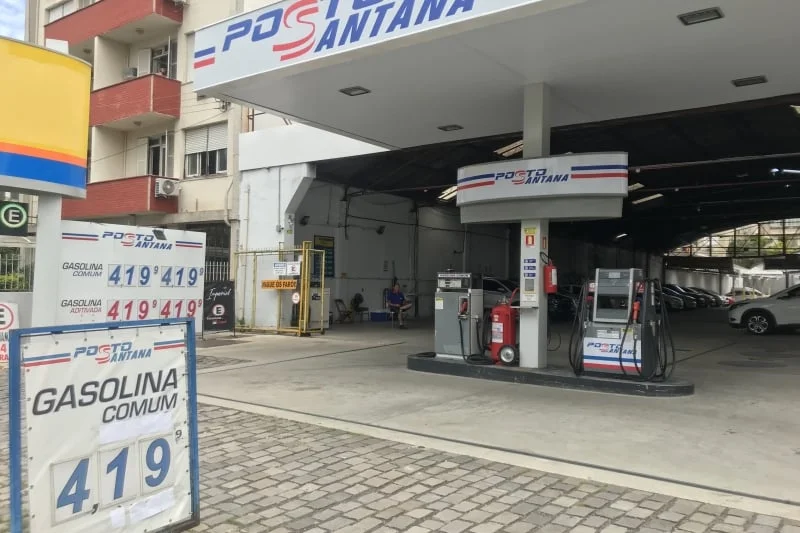 Posto de Combustíveis e Estacionamento Santana